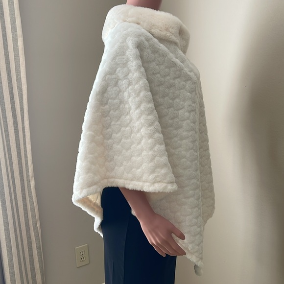 Faux fur cape in white - Picture 3 of 5